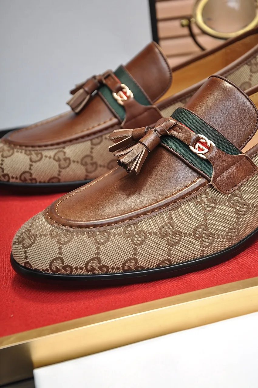 Men's shoes💰500💶Italy's top luxury men's shoe giant (GUCCI) (Gucci) (full cowhide lining) new arrival🍃Original European style🔰 Pleasant to the eye😍In order to make the shoes more durable and non-deformable🌀The production continues to follow traditional methods but there is still no lack of innovation💪Choose original sheepskin for the leather♻️ Smooth and natural And extra bright ⭐Made of imported cowhide, the first choice of rich people 38-45 (45 customized)